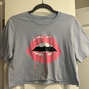 Altar’d State cropped Lips Tee👄 size- small